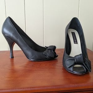 Amazing leather heels w bow